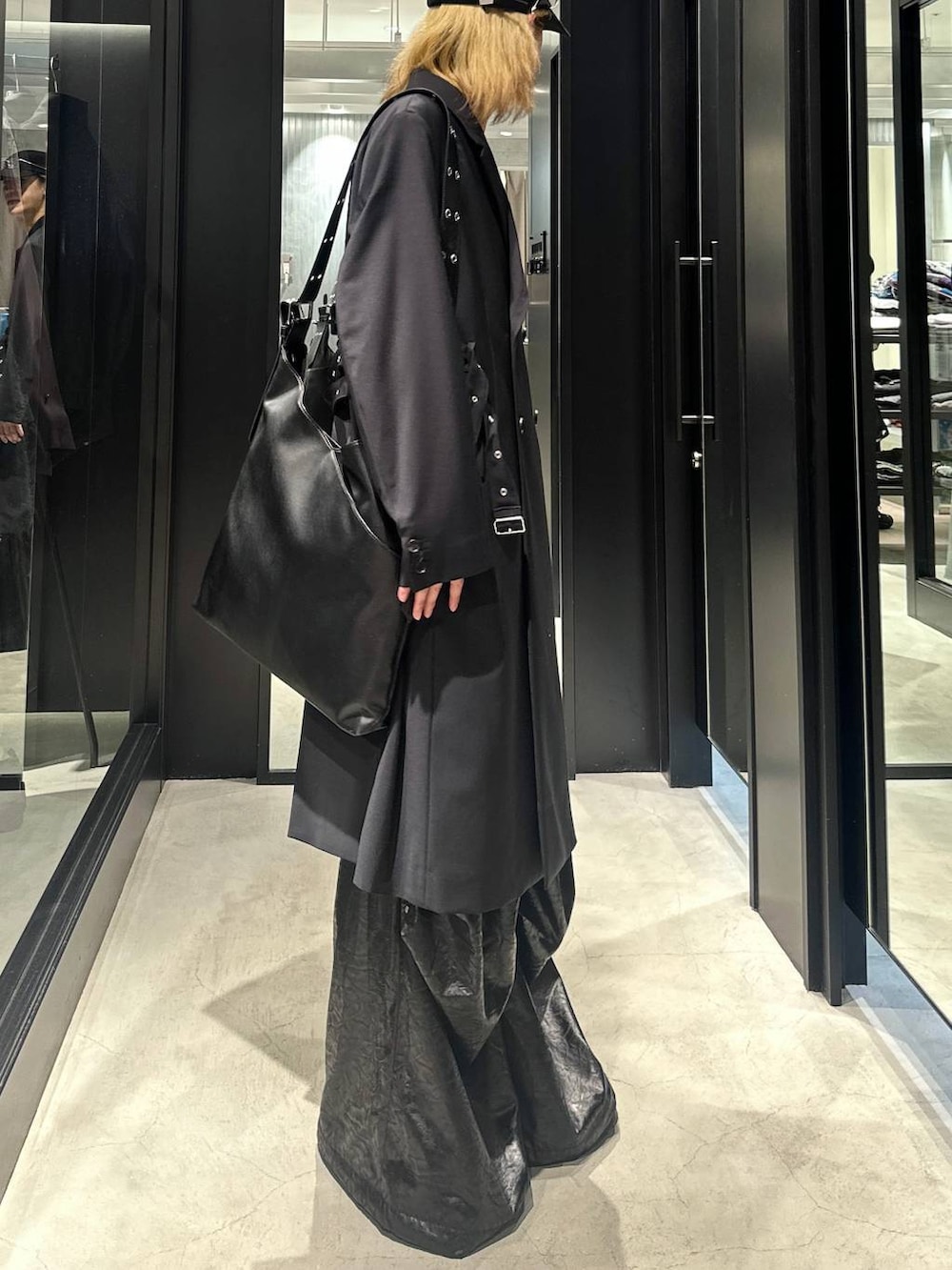 ブラック系のその他パンツ、ブラック系のショルダーバッグ、ブラック系のテーラードジャケットを着用したメンズの秋コーディネートの2枚目の写真