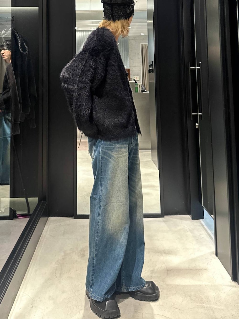 ブルー系のデニムパンツ、ブラック系のカーディガン/ボレロ、グレー系のニットキャップ/ビーニーを着用したメンズの秋コーディネートの2枚目の写真