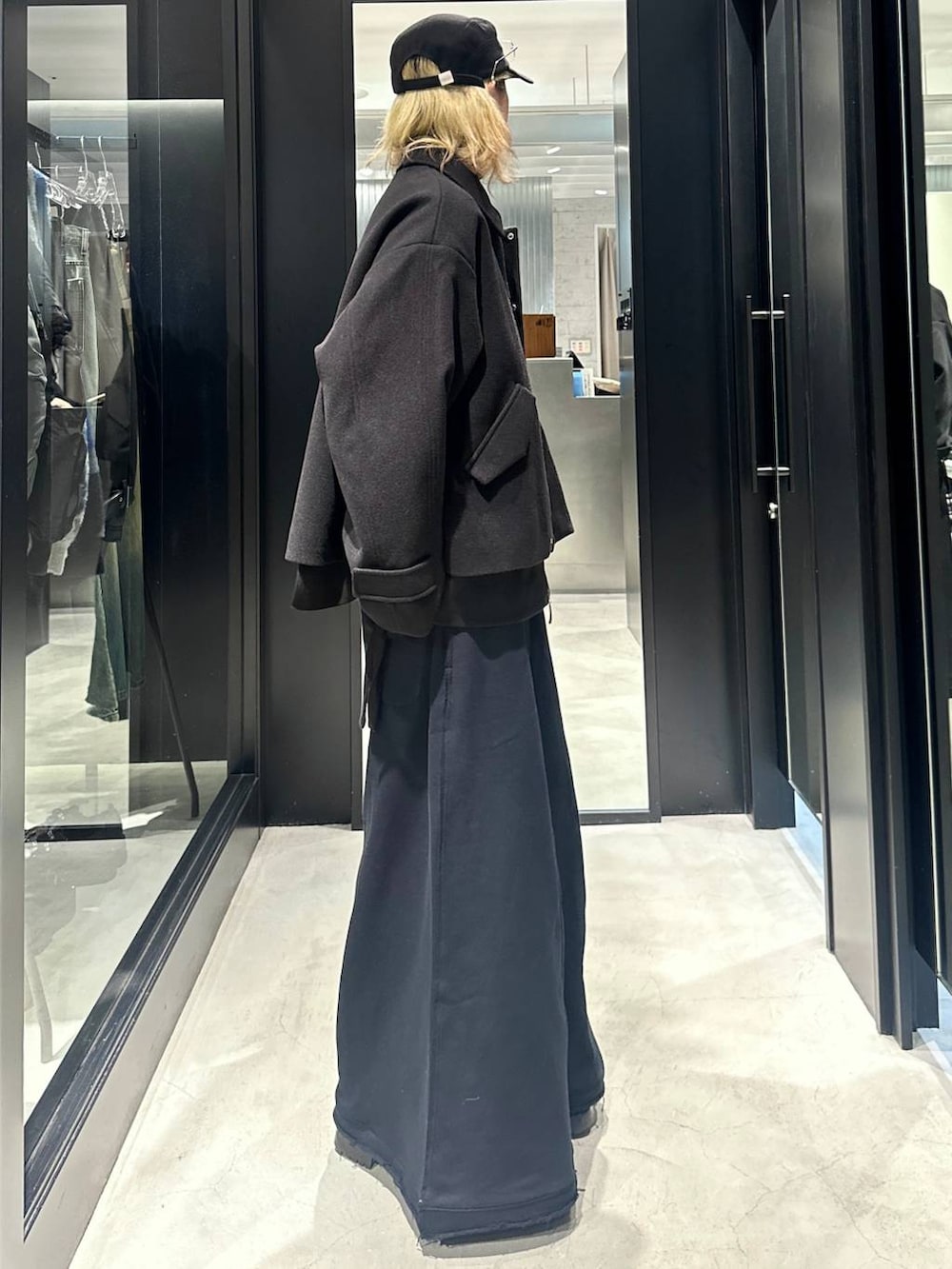 ブラック系のスウェットパンツ、ブラック系のブルゾン、ブラック系のキャップを着用したメンズの秋コーディネートの2枚目の写真