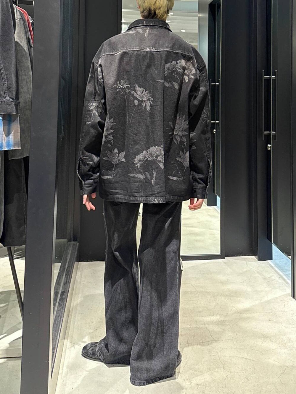 ブラック系のTシャツ/カットソー、ブラック系のデニムパンツ、ブラック系のキャップを着用したメンズの冬コーディネートの3枚目の写真