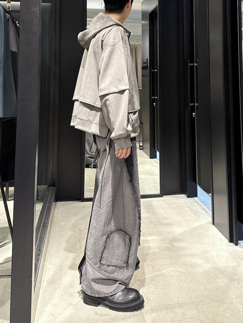 ブラック系のデニムパンツ、グレー系のパーカー、ブラック系のTシャツ/カットソーを着用したメンズの秋コーディネートの2枚目の写真