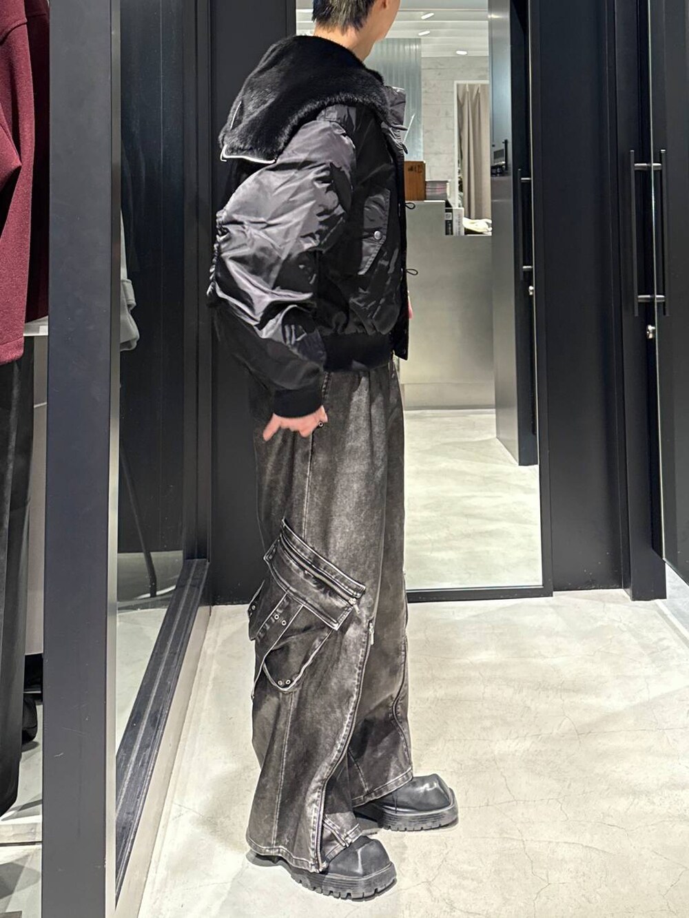 ブラック系のブルゾン、グレー系のカーゴパンツを着用したメンズの冬コーディネートの2枚目の写真