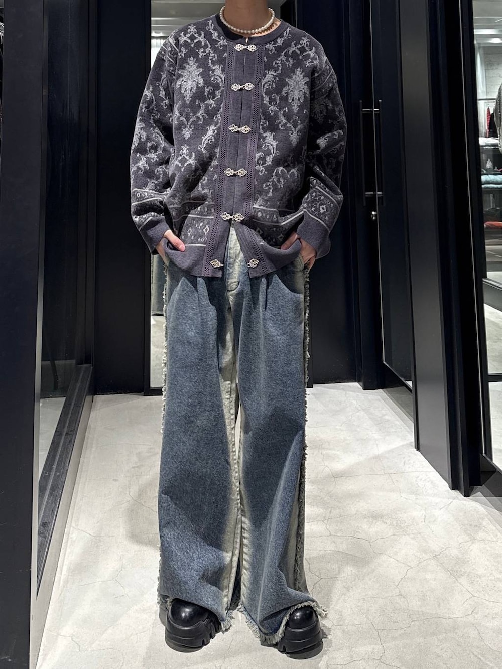 パープル系のカーディガン/ボレロ、ブルー系のデニムパンツ、ホワイト系のネックレスを着用したメンズの冬コーディネートの4枚目の写真