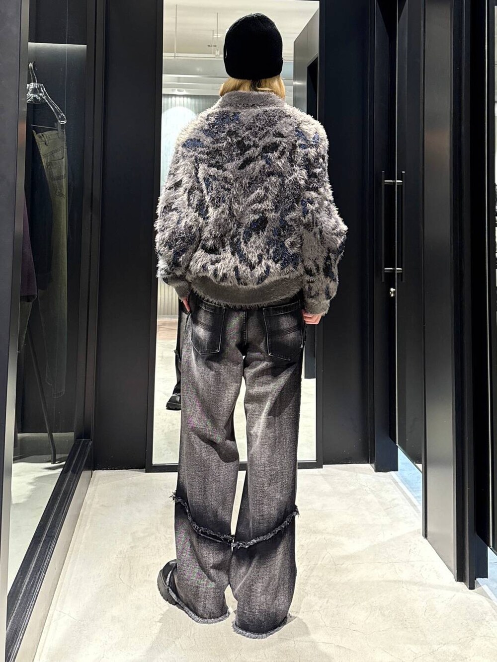 ブラック系のデニムパンツ、グレー系のニット/セーターを着用したメンズの秋コーディネートの3枚目の写真