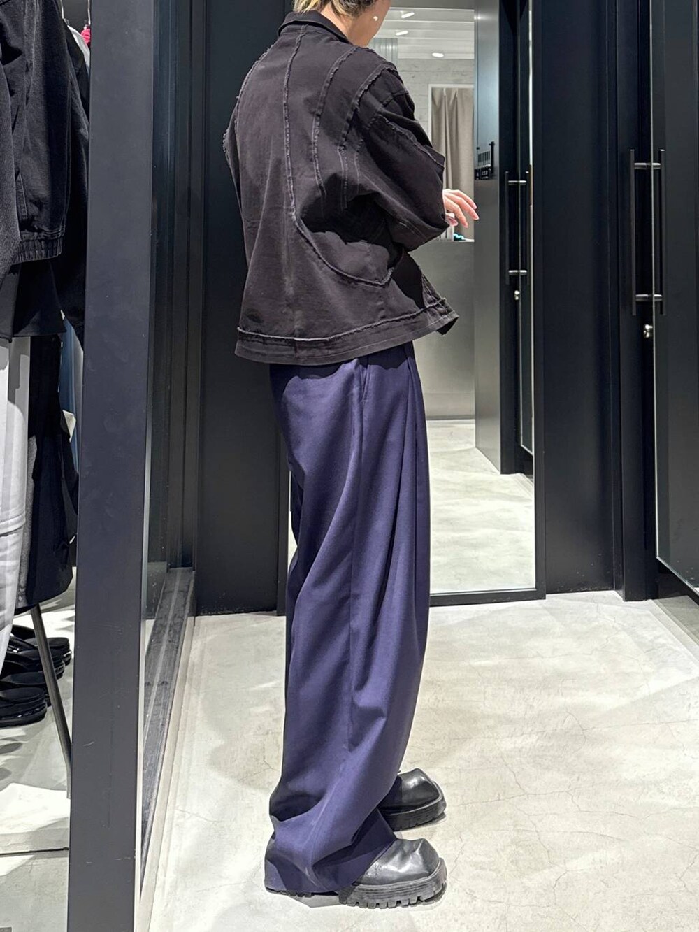 グレー系のTシャツ/カットソー、ブラック系のシャツ/ブラウス、パープル系のスラックスを着用したメンズの春コーディネートの2枚目の写真