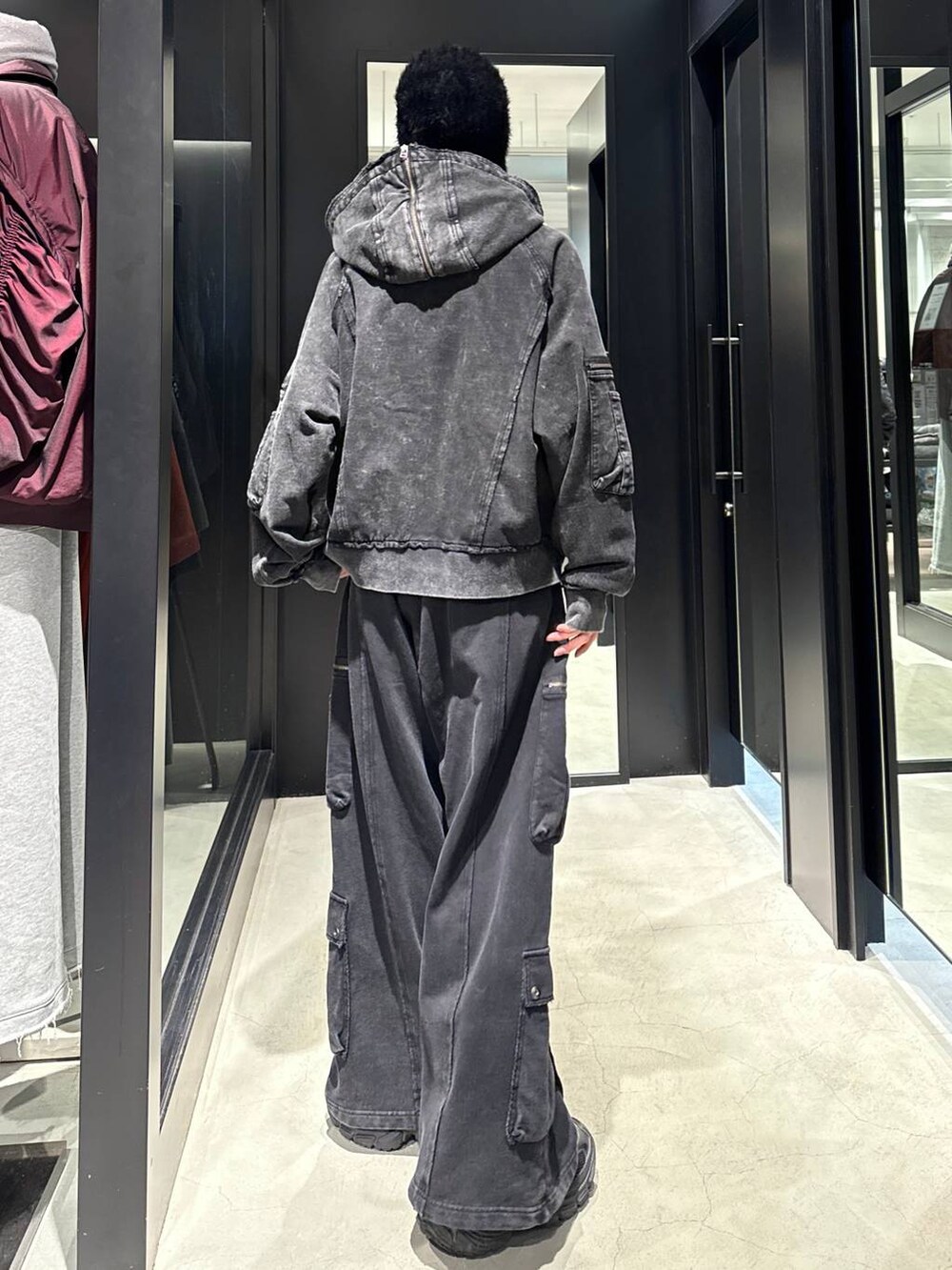 ブラック系のパーカー、ブラック系のカーゴパンツ、ブラック系のニットキャップ/ビーニーを着用したメンズの秋コーディネートの2枚目の写真