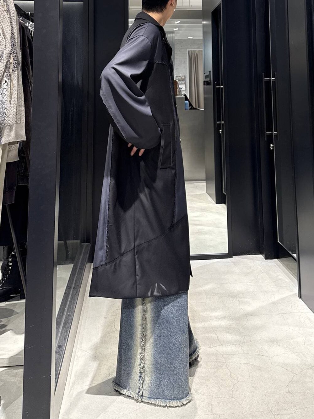 ブルー系のデニムパンツ、ブラック系のその他アウター、ホワイト系のネックレスを着用したメンズの冬コーディネートの2枚目の写真