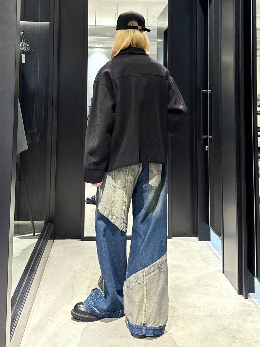 ブラック系のブルゾン、ブルー系のデニムパンツ、ブラック系のその他シューズを着用したメンズの秋コーディネートの3枚目の写真