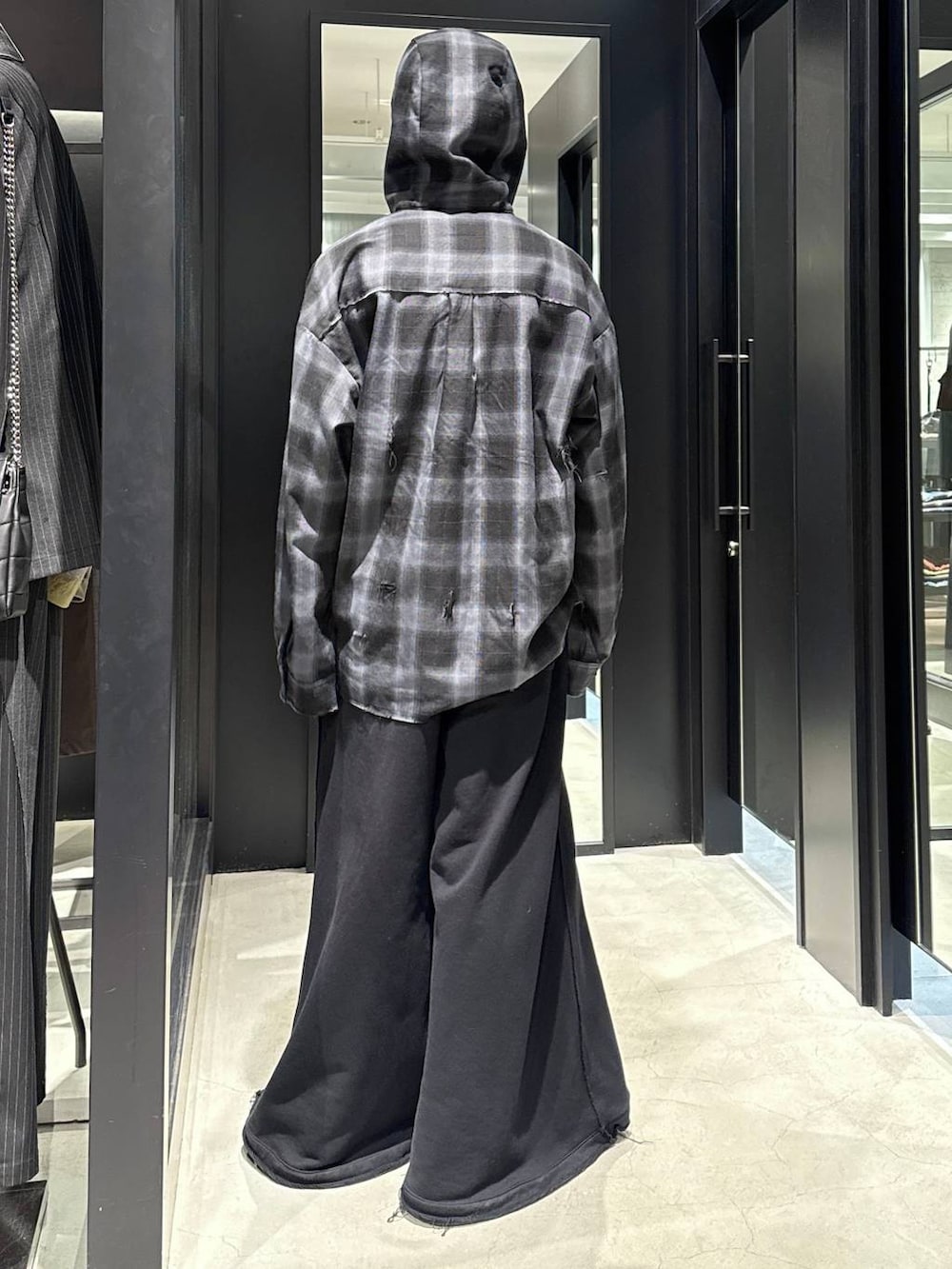 ブラック系のTシャツ/カットソー、ブラック系のスウェットパンツ、ブラック系のパーカーを着用したメンズの冬コーディネートの3枚目の写真