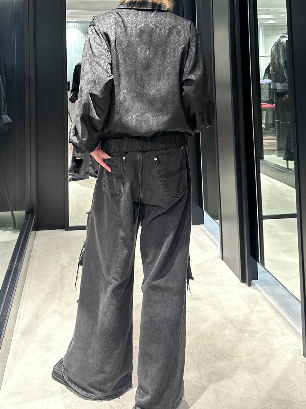 ブラック系のデニムパンツ、ブラック系のブルゾン、グレー系のニットキャップ/ビーニーを着用したメンズの秋コーディネートの2枚目の写真