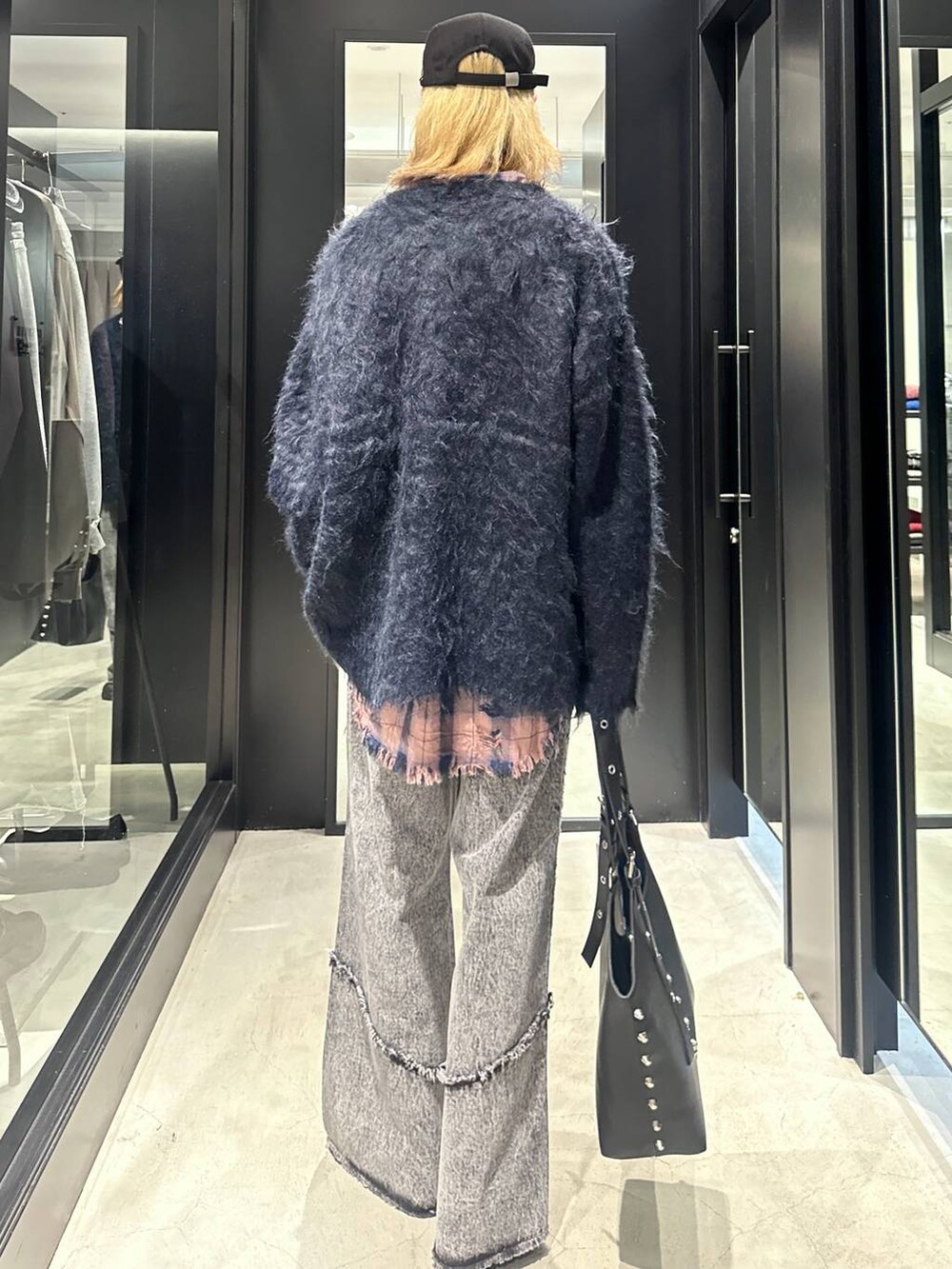 グレー系のデニムパンツ、ピンク系のシャツ/ブラウス、ブラック系のブーツを着用したメンズの秋コーディネートの4枚目の写真