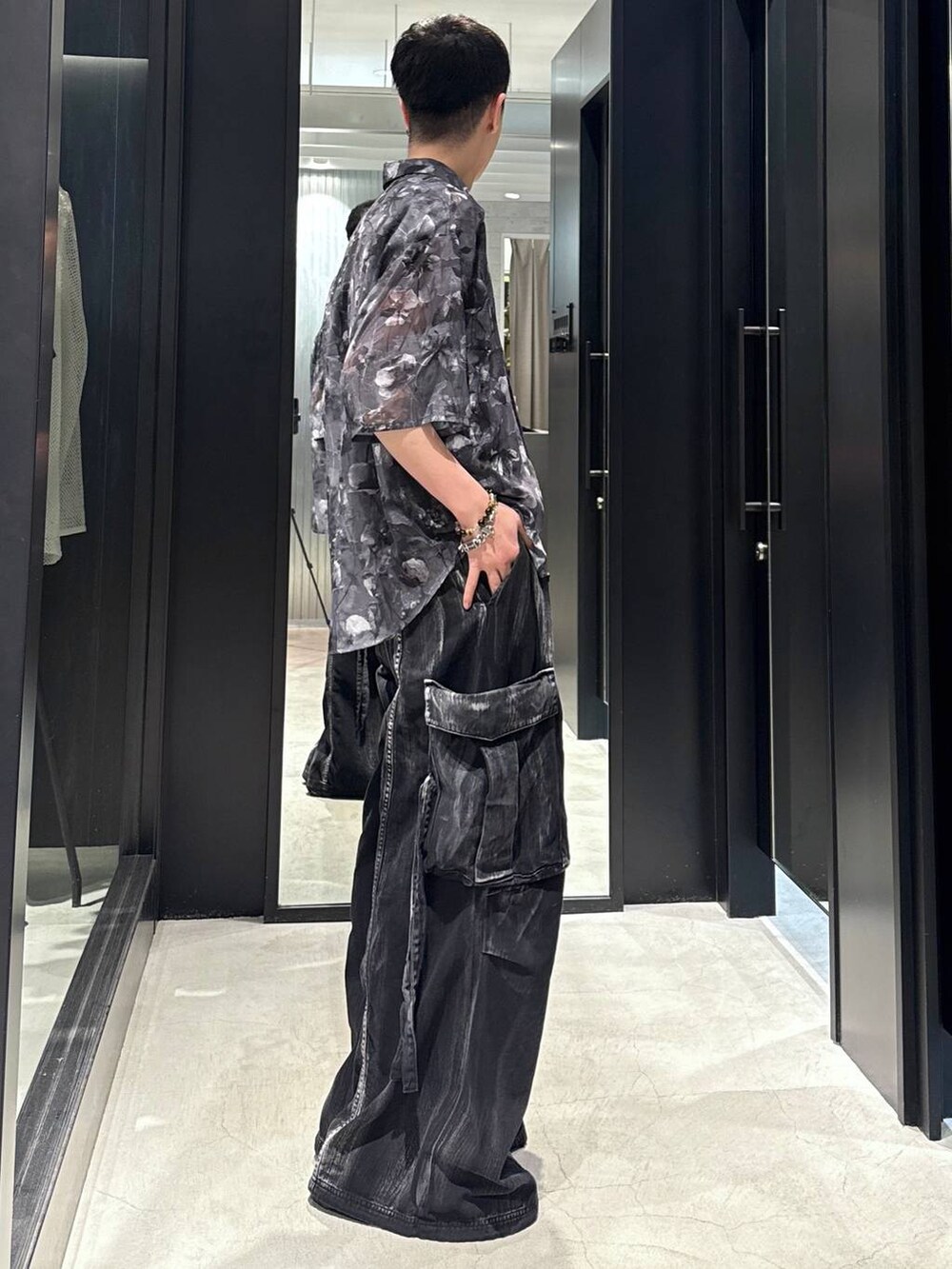 ブラック系のカーゴパンツ、ブラック系のサンダル、ブラック系のタンクトップを着用したメンズの夏コーディネートの2枚目の写真