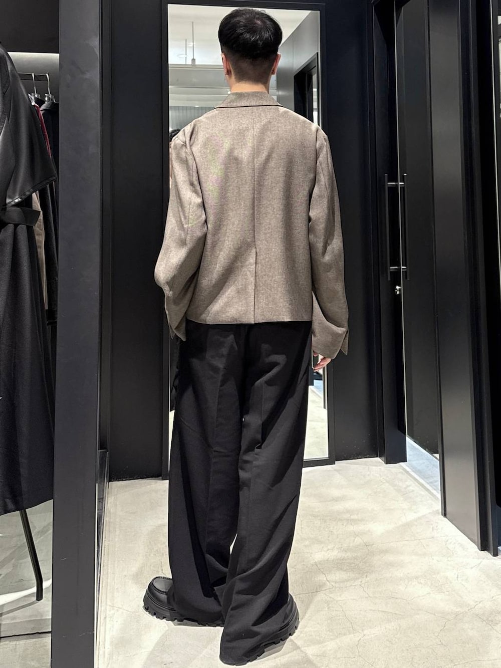 ブラック系のドレスシューズ、ブラック系のスラックス、ブラウン系のテーラードジャケットを着用したメンズの秋コーディネートの3枚目の写真