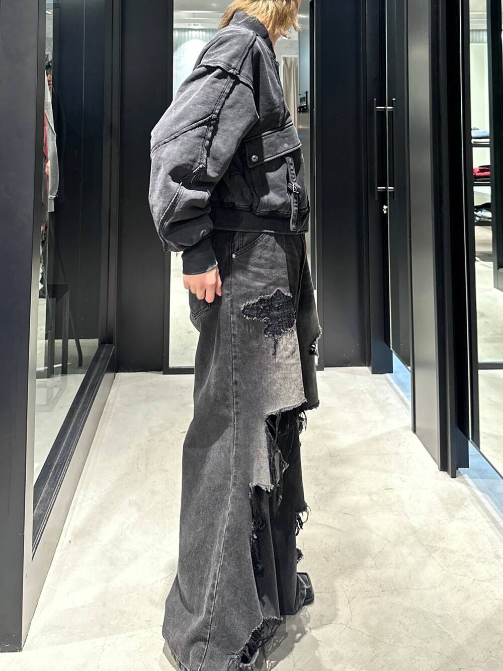 ブラック系のデニムパンツ、ブラック系のブルゾン、グレー系のニットキャップ/ビーニーを着用したメンズの秋コーディネートの3枚目の写真