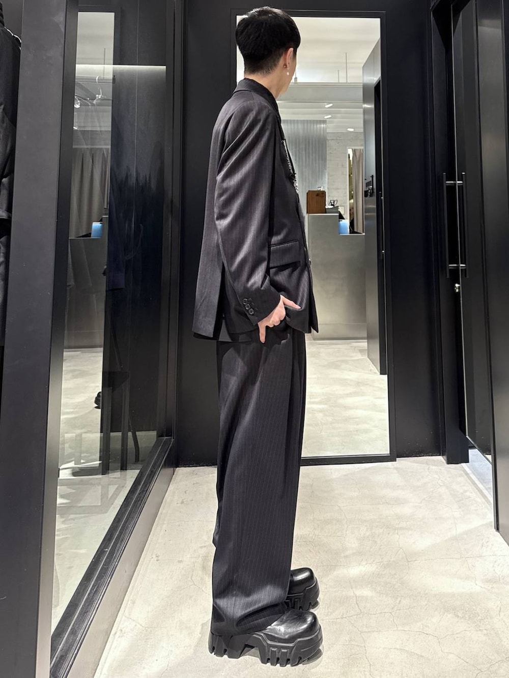 ブラック系のシャツ/ブラウス、ブラック系のスラックス、ブラック系のテーラードジャケットを着用したメンズの冬コーディネートの2枚目の写真