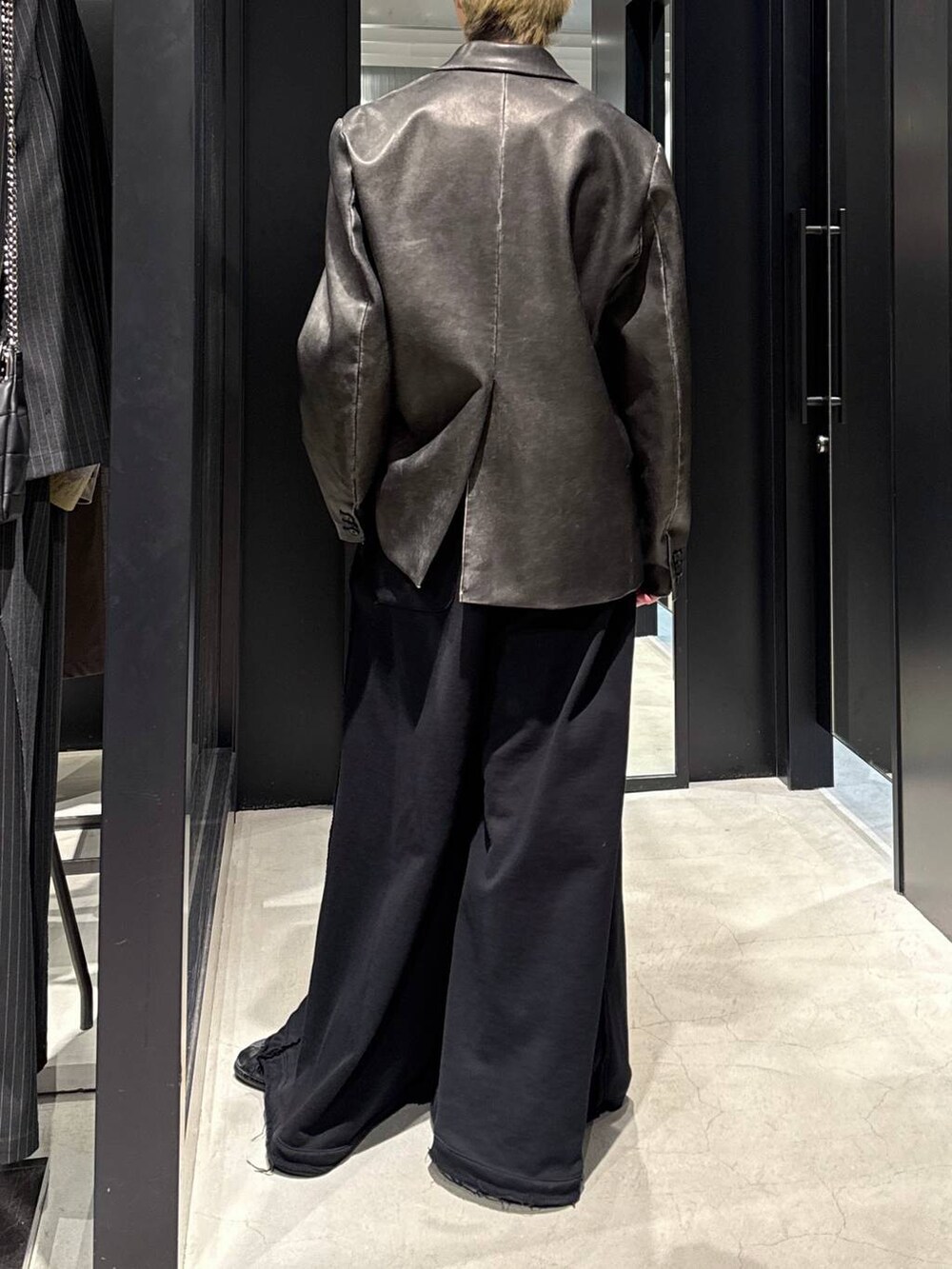 ブラック系のTシャツ/カットソー、ブラック系のスウェットパンツ、ブラック系のキャップを着用したメンズの冬コーディネートの3枚目の写真