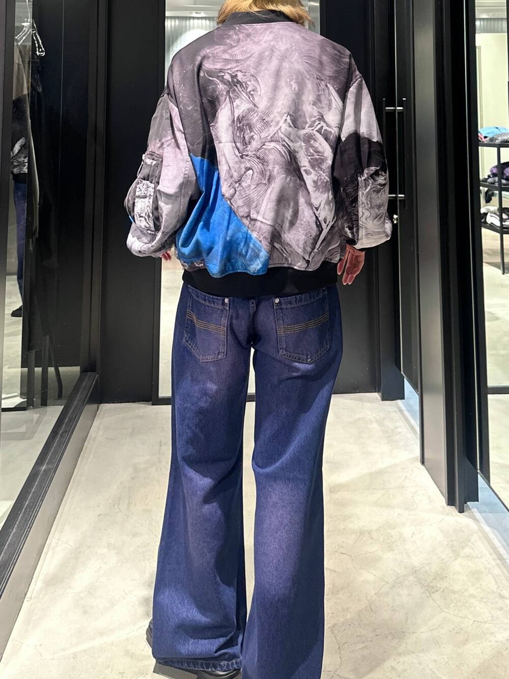 パープル系のデニムパンツ、シルバー系のネックレス、グレー系のニットキャップ/ビーニーを着用したメンズの秋コーディネートの4枚目の写真