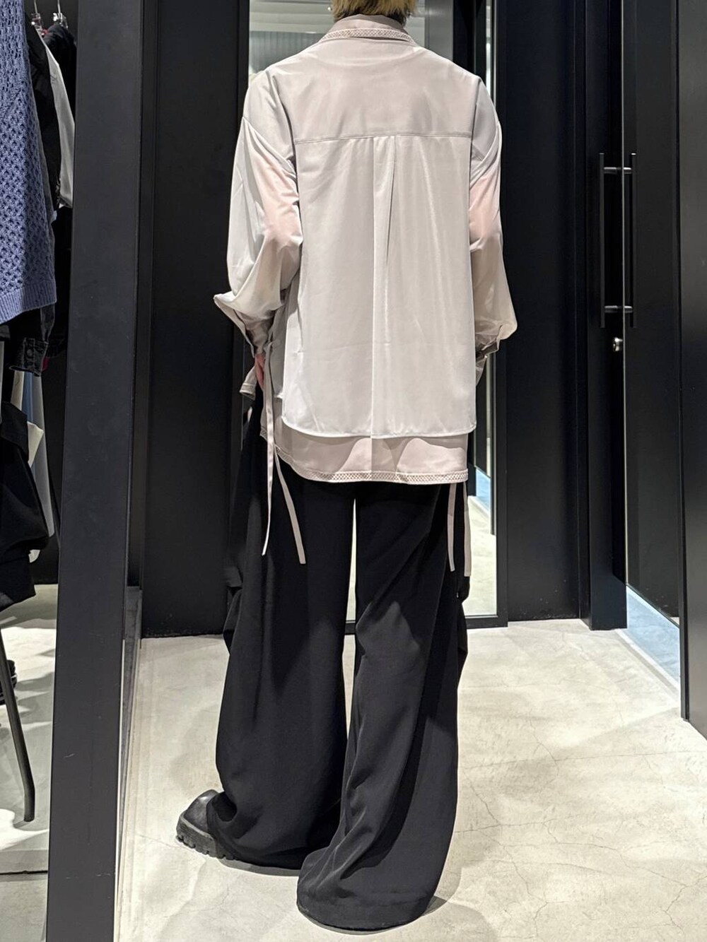 グレー系のTシャツ/カットソー、グレー系のシャツ/ブラウス、ブラック系のその他パンツを着用したメンズの春コーディネートの3枚目の写真