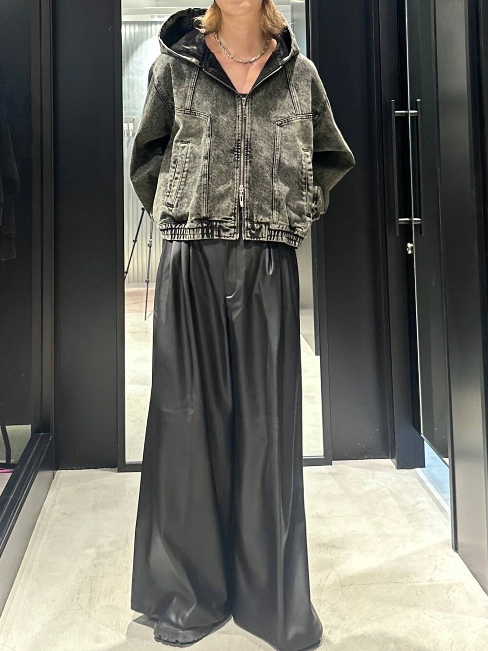 グリーン系のブルゾン、ブラック系のその他パンツ、グレー系のニットキャップ/ビーニーを着用したメンズの秋コーディネートの3枚目の写真