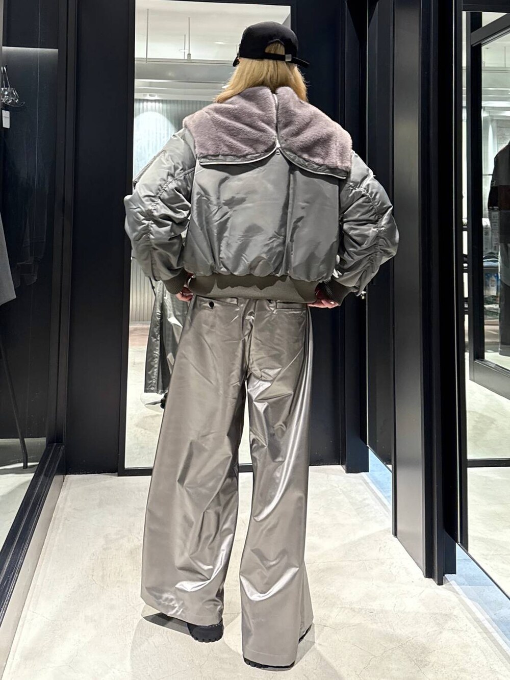シルバー系のスラックス、ブラック系のその他シューズ、グリーン系のブルゾンを着用したメンズの秋コーディネートの3枚目の写真