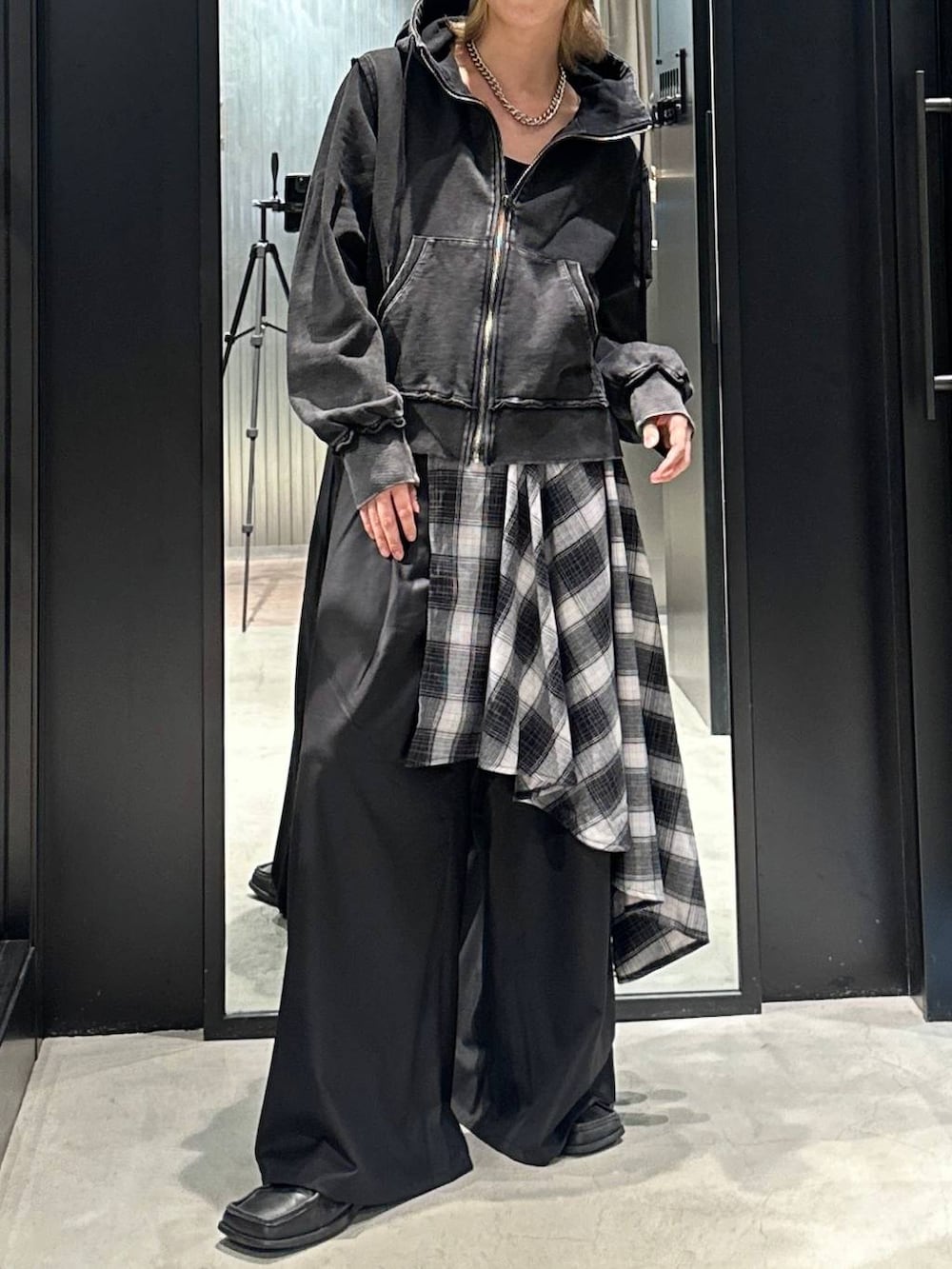 ブラック系のパーカー、ブラック系のその他パンツ、シルバー系のネックレスを着用したメンズの秋コーディネートの5枚目の写真