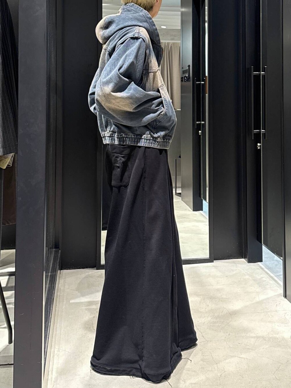 ブラック系のTシャツ/カットソー、ブラック系のスウェットパンツ、ブルー系のブルゾンを着用したメンズの冬コーディネートの2枚目の写真