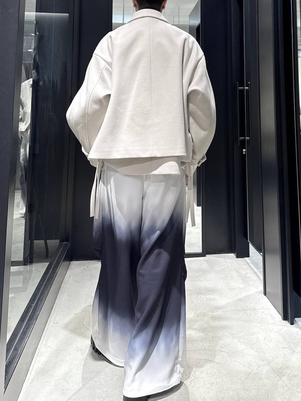 ホワイト系のブルゾン、ブラック系のその他パンツ、ホワイト系のネックレスを着用したメンズの冬コーディネートの3枚目の写真