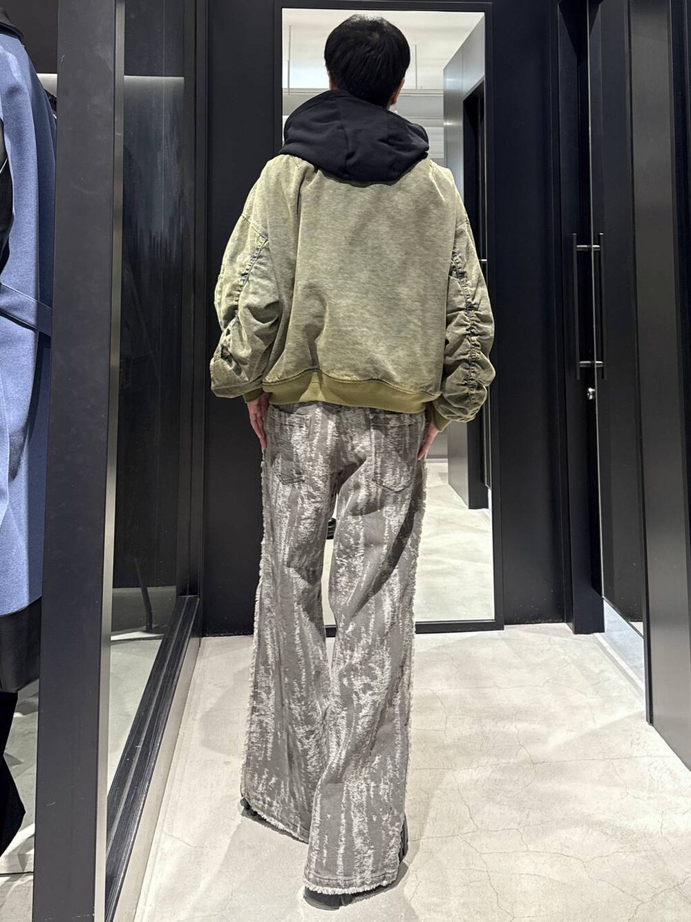 ホワイト系のネックレスを着用したメンズの冬コーディネートの3枚目の写真