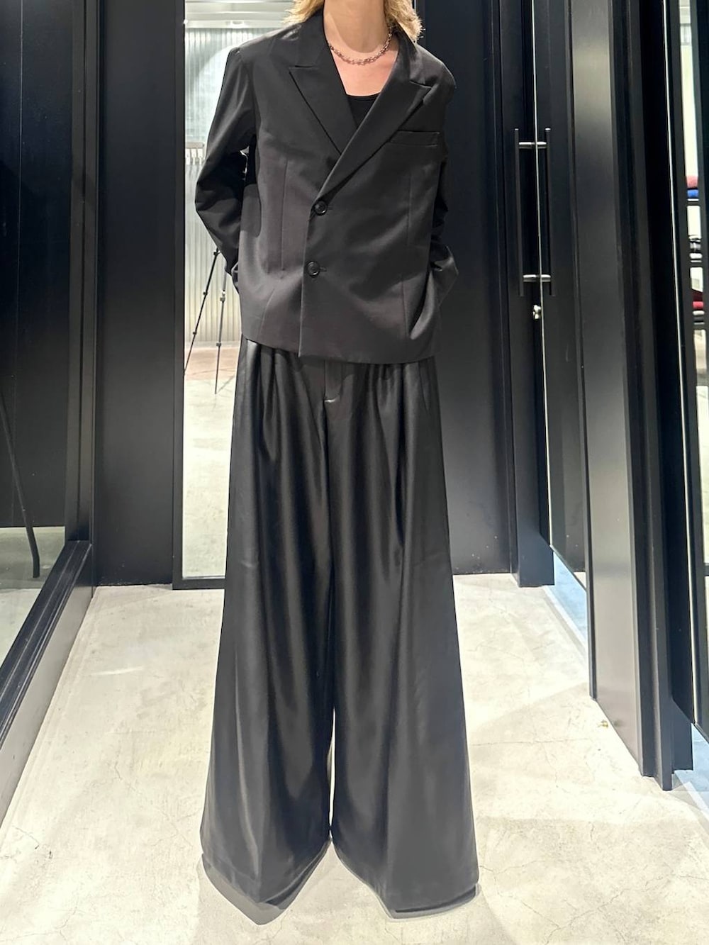 ブラック系のその他パンツ、ブラック系のブーツ、ブラック系のテーラードジャケットを着用したメンズの秋コーディネートの2枚目の写真