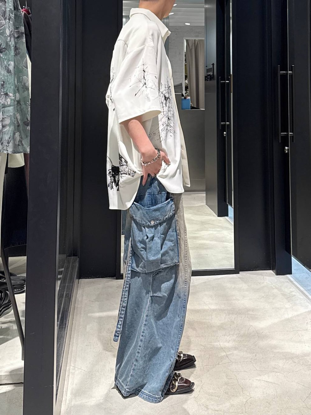 ブルー系のカーゴパンツ、ブラック系のタンクトップ、ホワイト系のシャツ/ブラウスを着用したメンズの春コーディネートの2枚目の写真