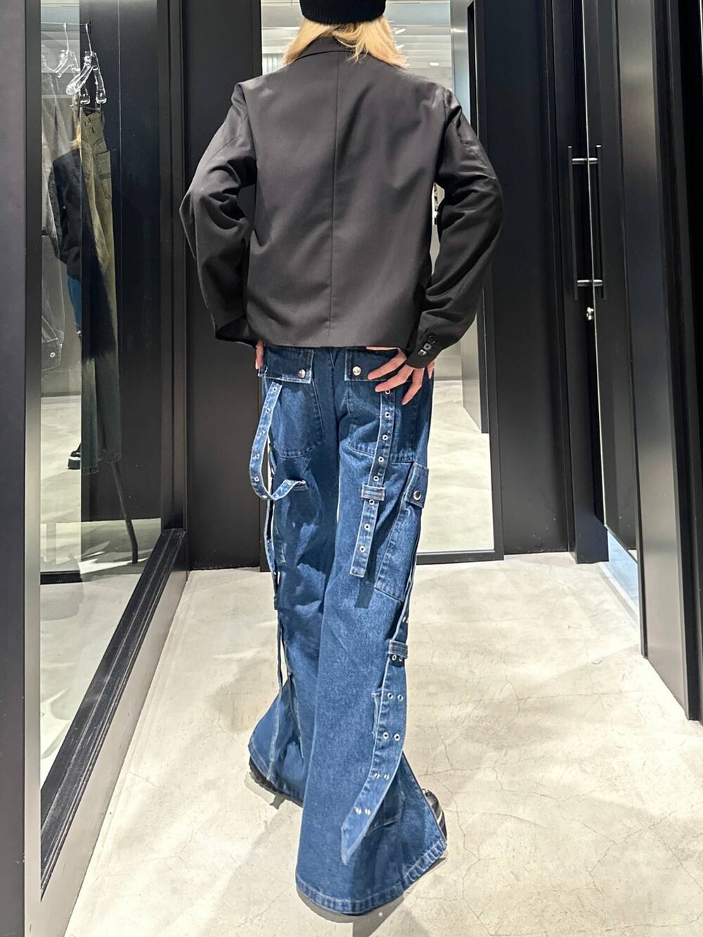 ブラック系のテーラードジャケット、ブラック系のその他シューズ、ブルー系のデニムパンツを着用したメンズの秋コーディネートの3枚目の写真