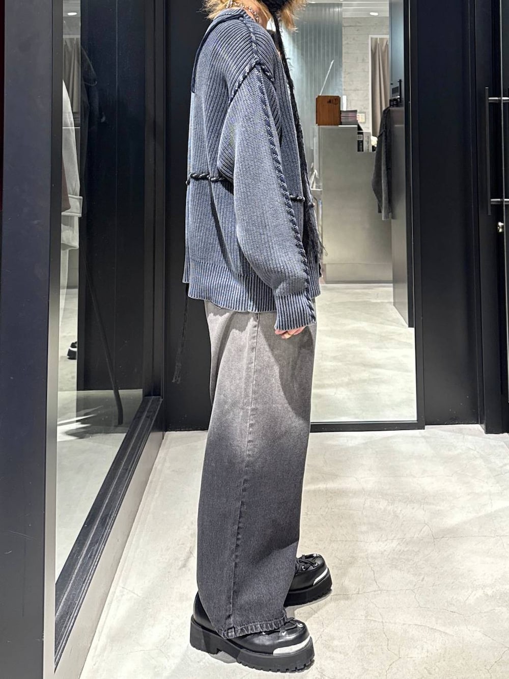 ブラック系のその他シューズ、ブルー系のカーディガン/ボレロ、シルバー系のネックレスを着用したメンズの冬コーディネートの2枚目の写真