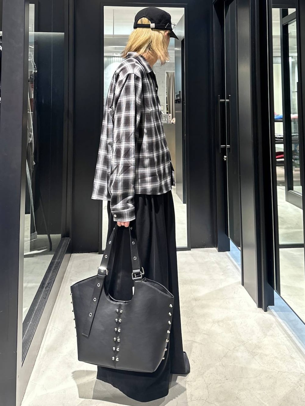 ブラック系のスラックス、ブラック系のトートバッグ、その他のシャツ/ブラウスを着用したメンズの秋コーディネートの2枚目の写真