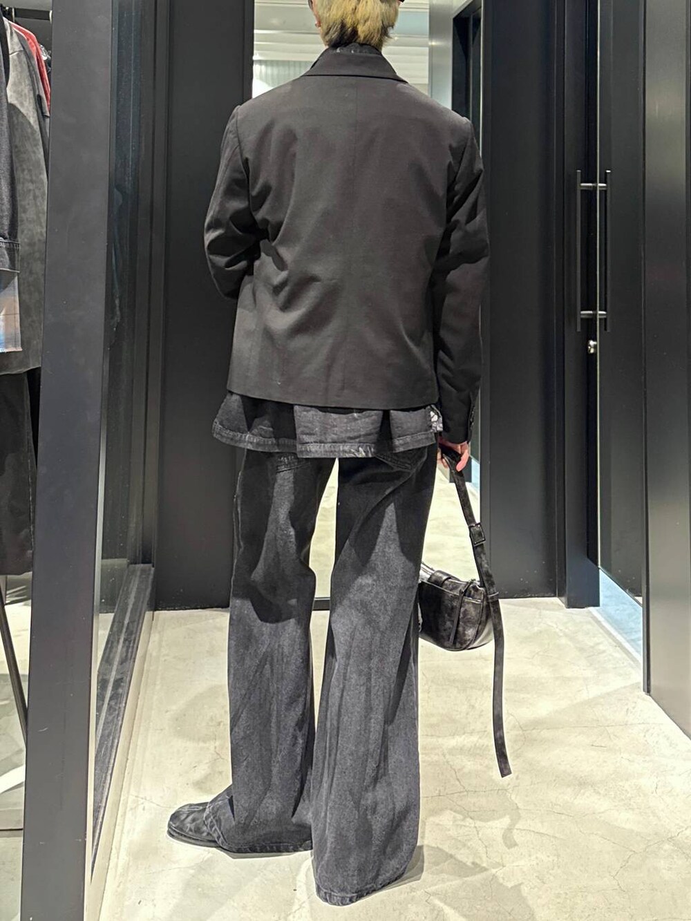 ブラック系のTシャツ/カットソー、ブラック系のテーラードジャケット、ブラック系のショルダーバッグを着用したメンズの冬コーディネートの2枚目の写真