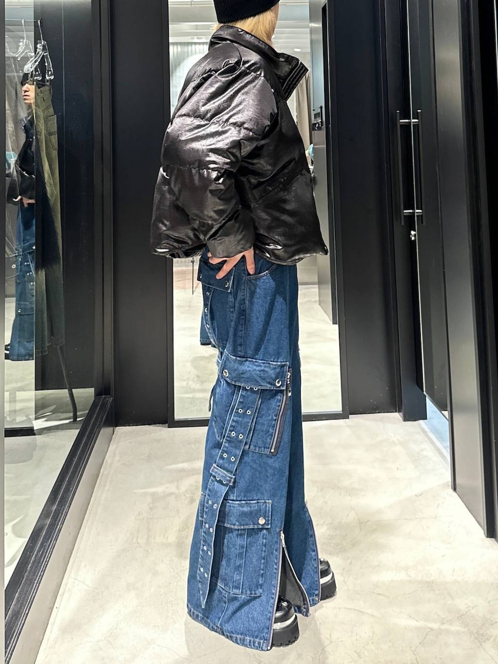 ブラック系のブルゾン、ブラック系のその他シューズ、ブルー系のデニムパンツを着用したメンズの秋コーディネートの2枚目の写真