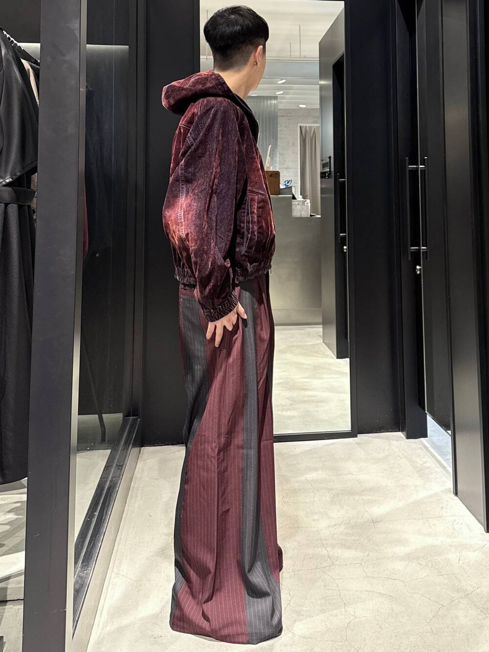 ブラック系のTシャツ/カットソー、ブラック系のドレスシューズ、レッド系のブルゾンを着用したメンズの秋コーディネートの2枚目の写真