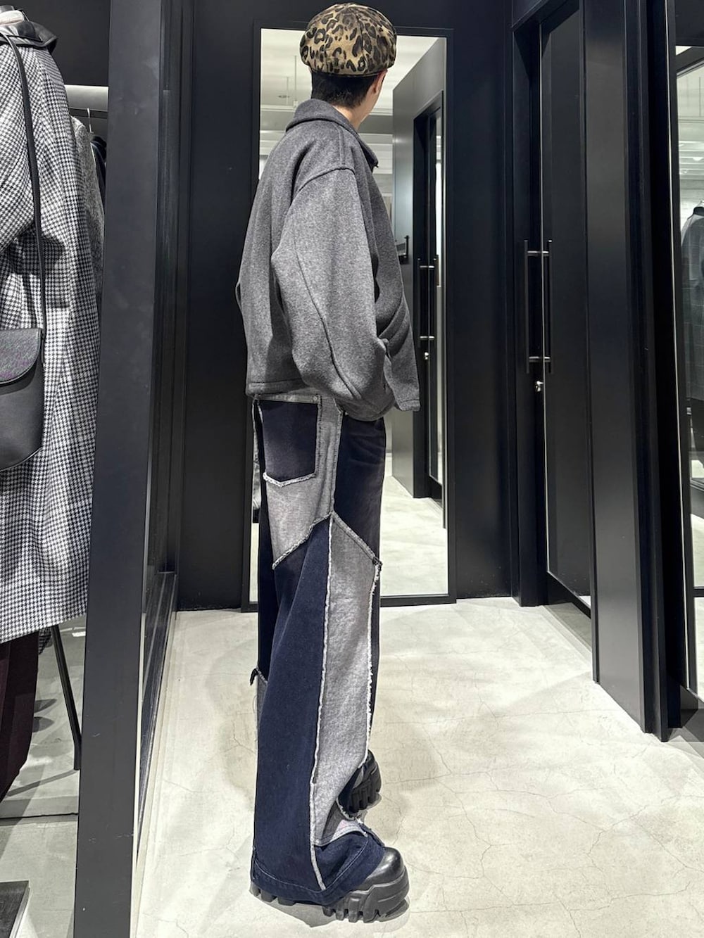 グレー系のブルゾン、ブルー系のデニムパンツを着用したメンズの秋コーディネートの2枚目の写真