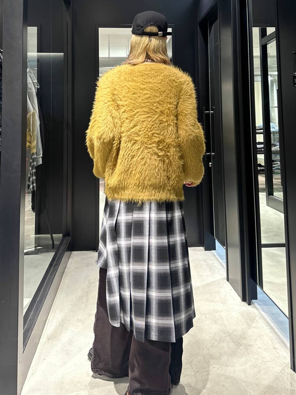 「モード、高見え、着痩せ・細見え、HARE、韓国系、韓国ファッション、ラフ、春コーデ、秋コーデ、冬コーデ、ニット、カーディガン、オーバーサイズ、デニムパンツ、モテ」｜「HAREのソリッドパーツCAP(HARE)（キャップ、ブラック系）」を使った、taigawedさん（メンズ・174cm）の秋コーディネートの3枚目の写真
