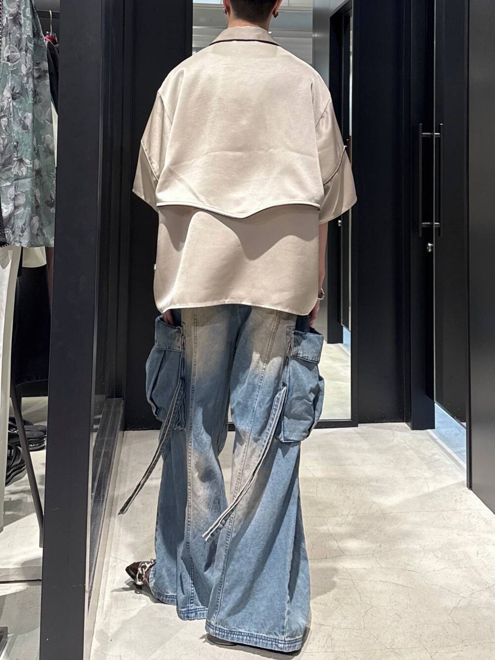 ブルー系のカーゴパンツ、ブラック系のタンクトップ、シルバー系のネックレスを着用したメンズの春コーディネートの3枚目の写真