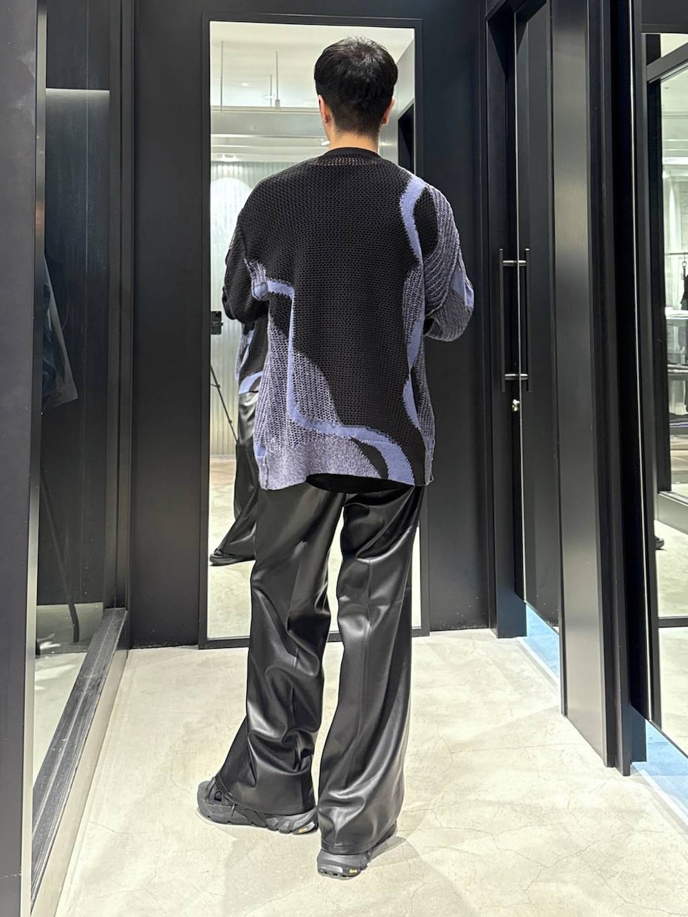 ブラック系のサンダル、ブラック系のカーディガン/ボレロ、ブラック系のスラックスを着用したメンズの夏コーディネートの2枚目の写真