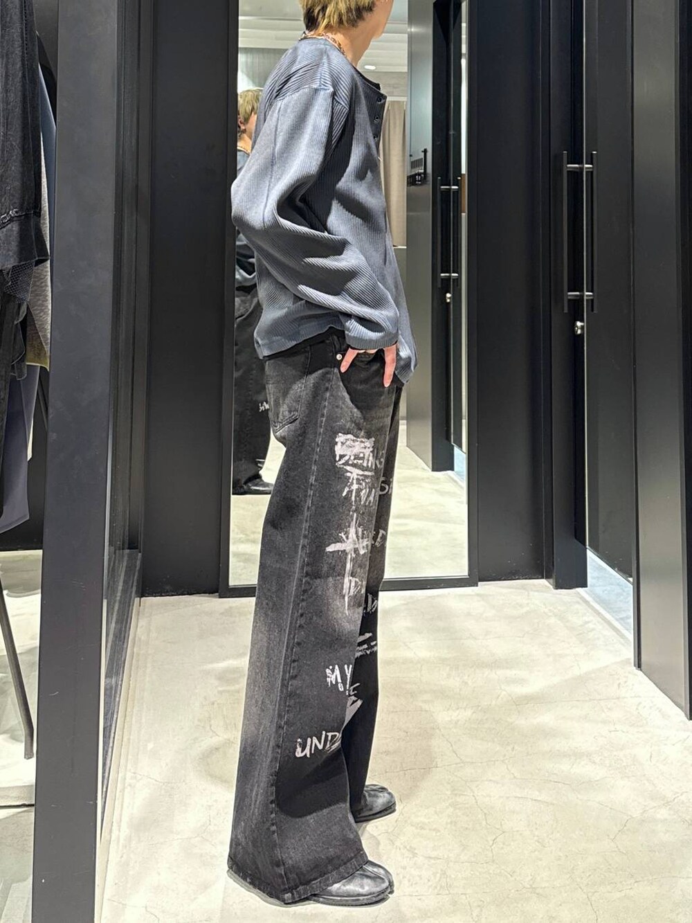 ブラック系のTシャツ/カットソー、ブルー系のTシャツ/カットソー、ブラック系のデニムパンツを着用したメンズの冬コーディネートの2枚目の写真