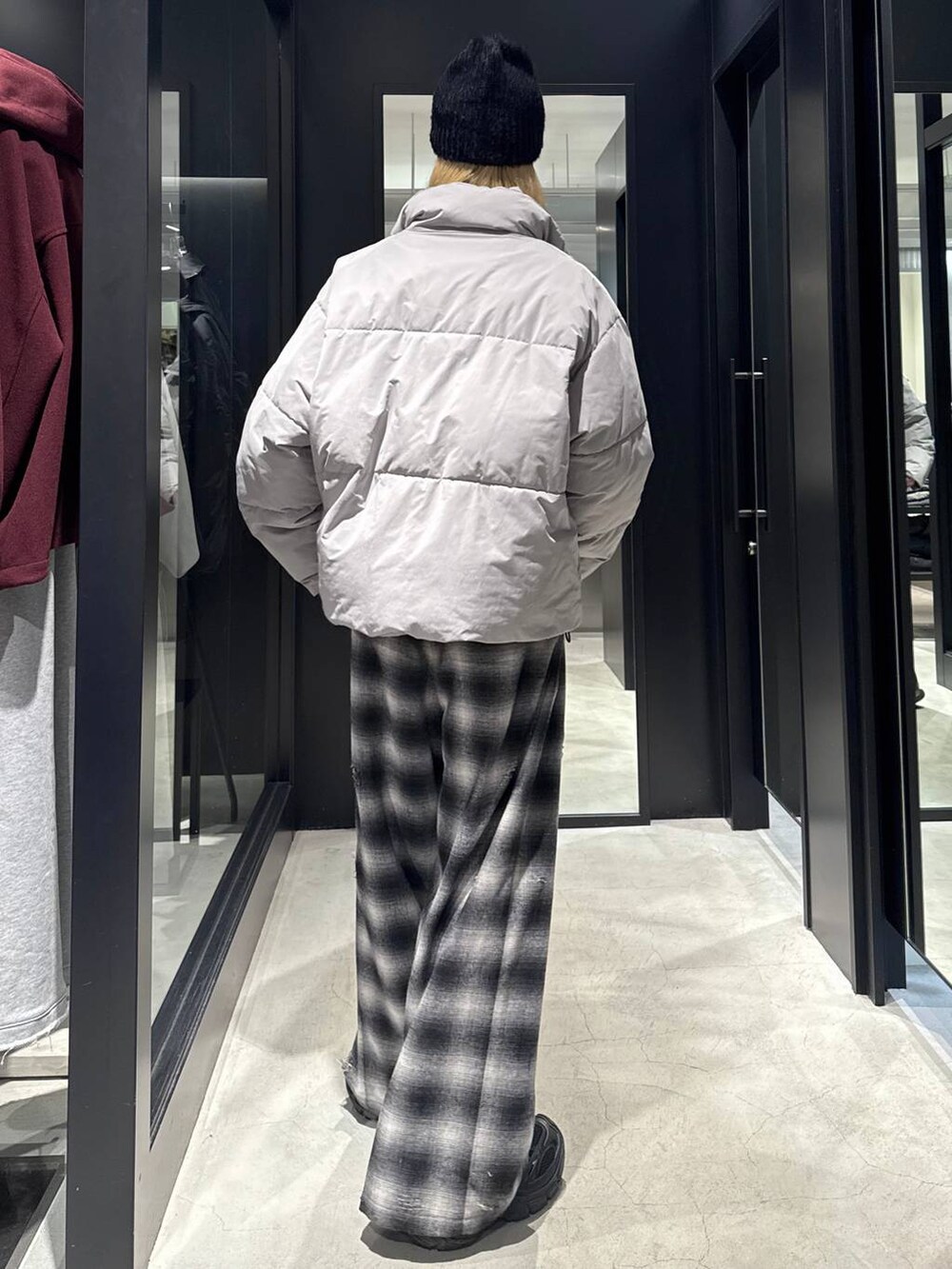 グレー系のブルゾン、ブラック系のその他パンツ、ブラック系のニットキャップ/ビーニーを着用したメンズの秋コーディネートの3枚目の写真