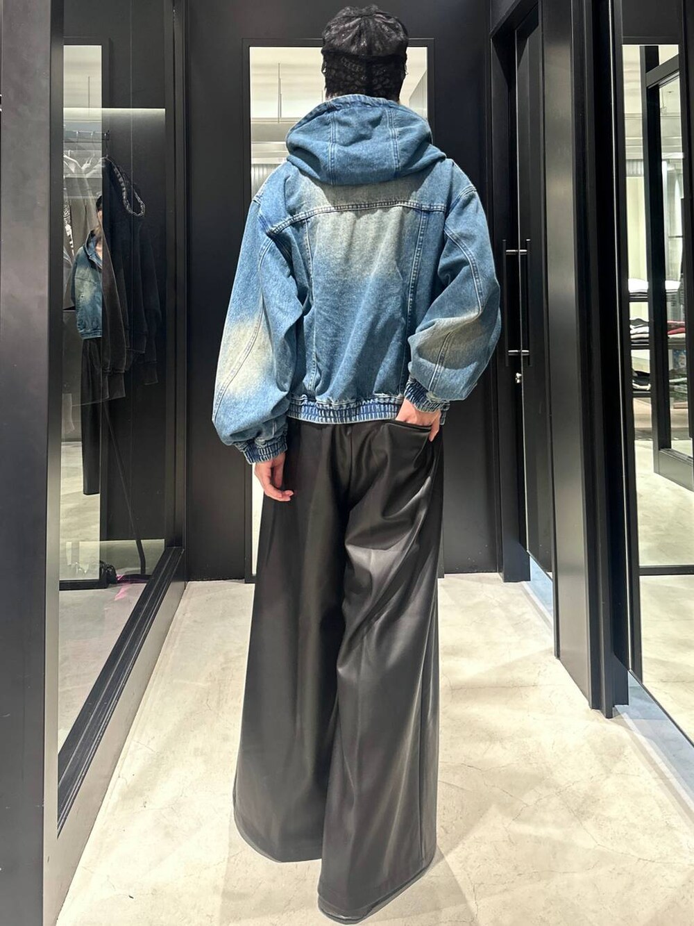 ブルー系のブルゾン、ブラック系のその他パンツ、グレー系のニットキャップ/ビーニーを着用したメンズの秋コーディネートの4枚目の写真