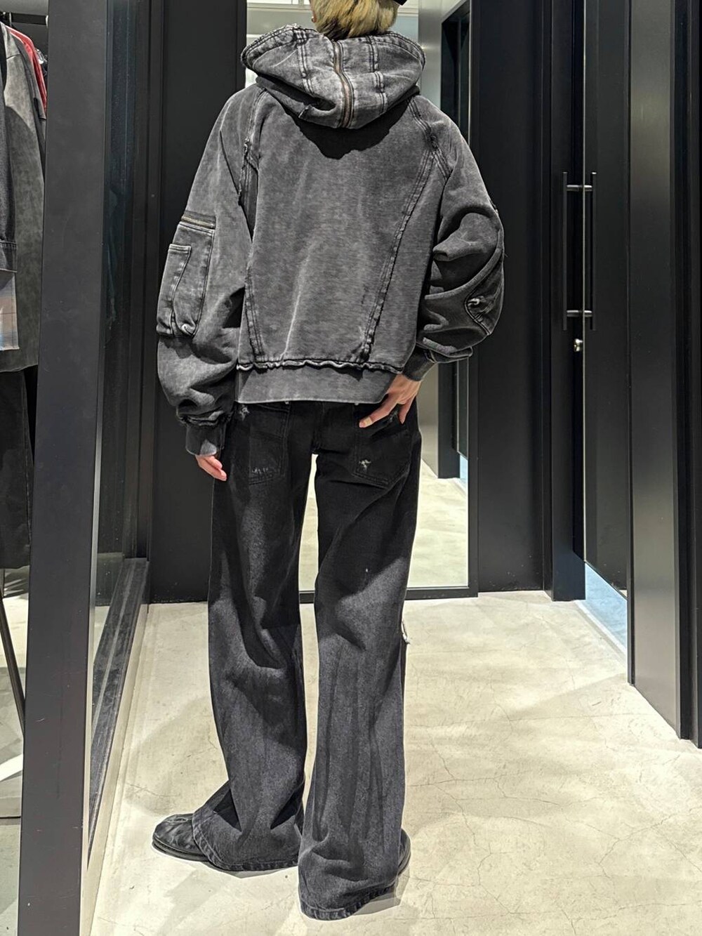 ブラック系のTシャツ/カットソー、ブラック系のパーカー、ブラック系のデニムパンツを着用したメンズの冬コーディネートの2枚目の写真
