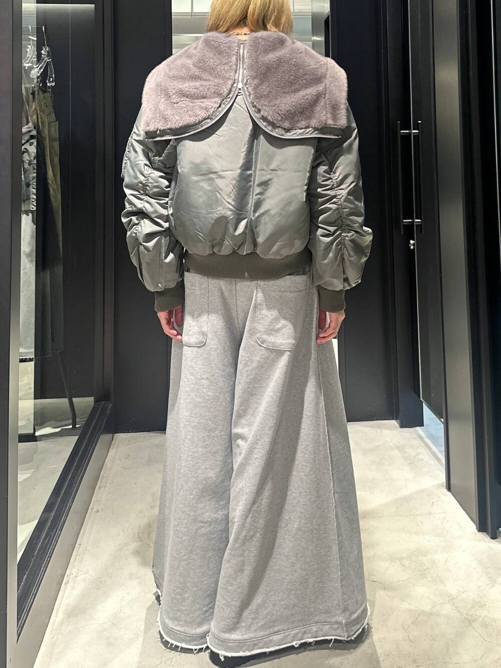 グレー系のスウェットパンツ、ブラック系のその他シューズ、グリーン系のブルゾンを着用したメンズの秋コーディネートの3枚目の写真