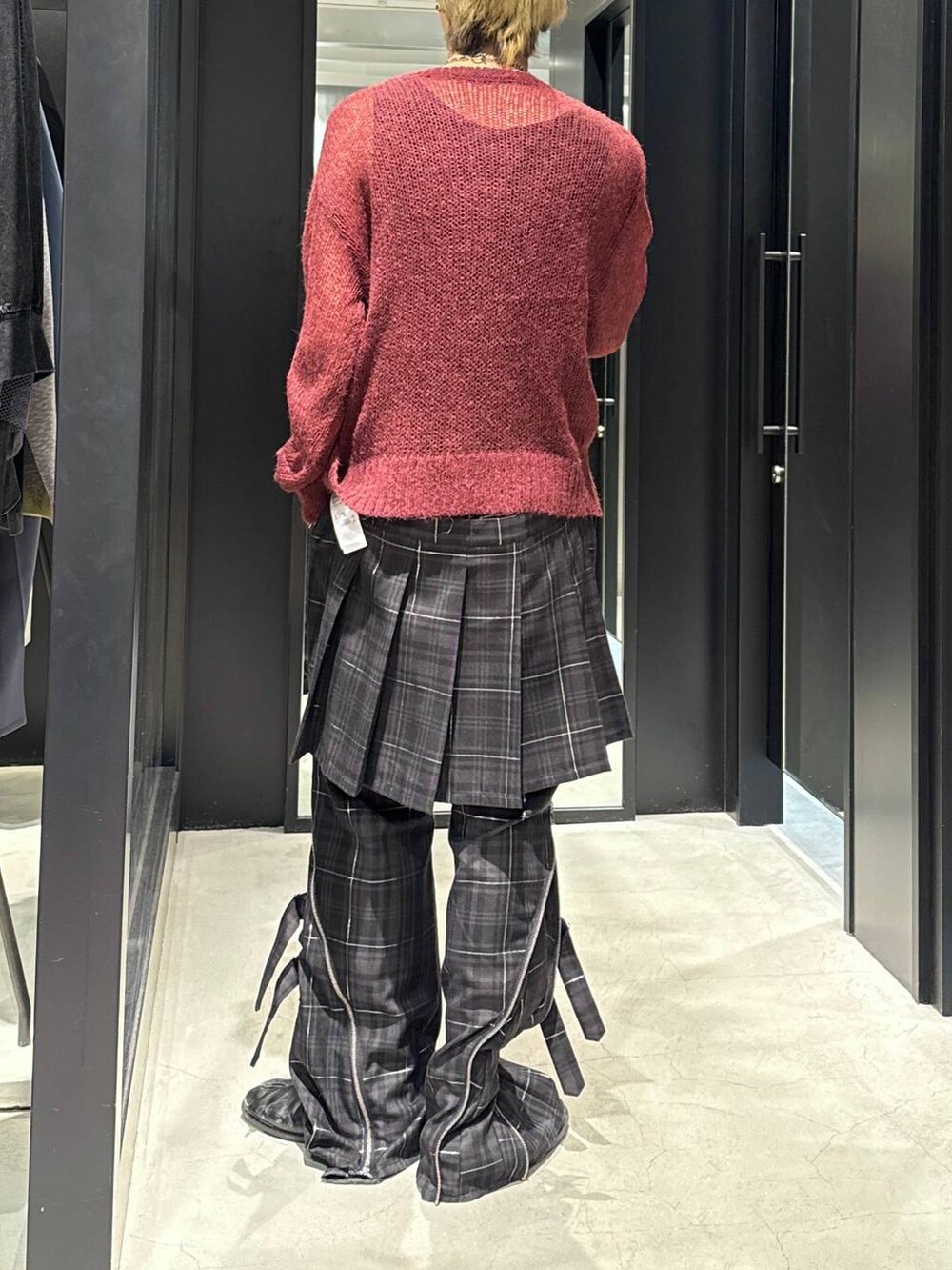 ブラック系のTシャツ/カットソー、ブラック系のその他パンツ、レッド系のニット/セーターを着用したメンズの冬コーディネートの3枚目の写真