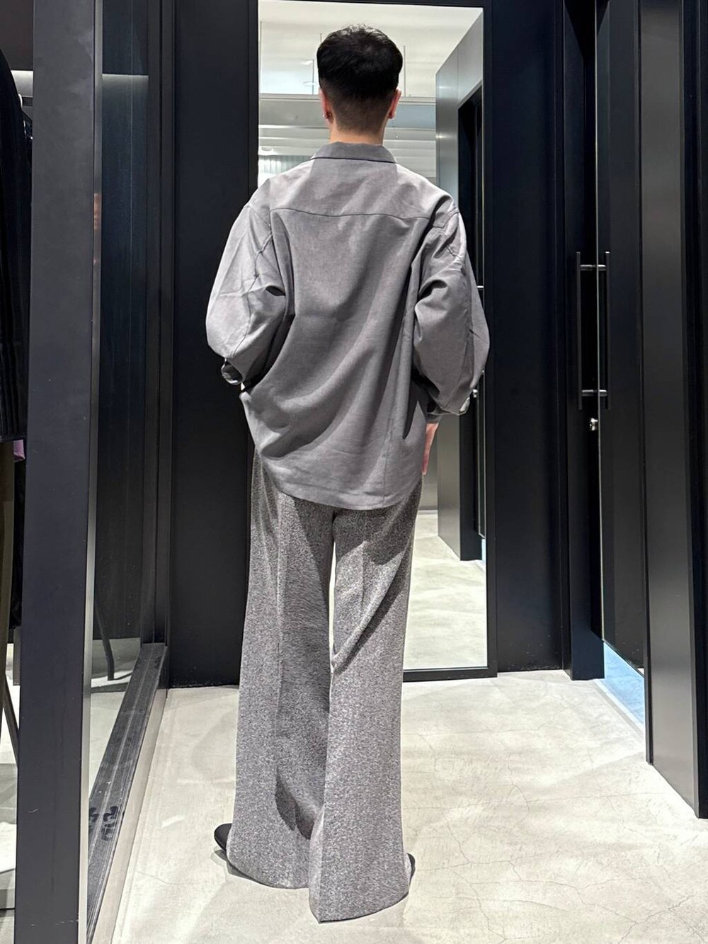 ブラック系のタンクトップ、ブラック系のバレエシューズ、ブラック系のスラックスを着用したメンズの夏コーディネートの3枚目の写真