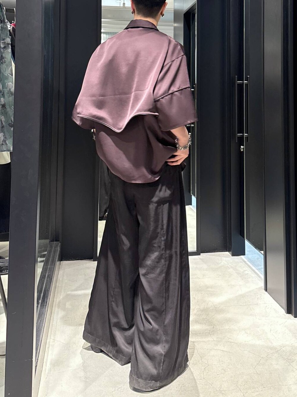 ブラック系のその他パンツ、ブラック系のタンクトップ、パープル系のシャツ/ブラウスを着用したメンズの春コーディネートの2枚目の写真