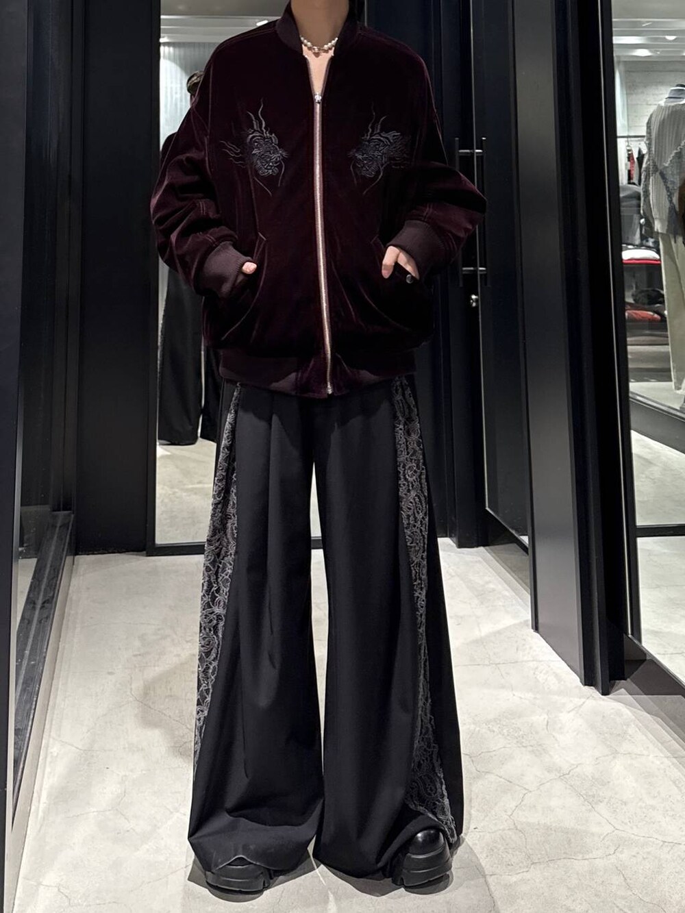 ブラック系のその他パンツ、ホワイト系のネックレスを着用したメンズの冬コーディネートの4枚目の写真