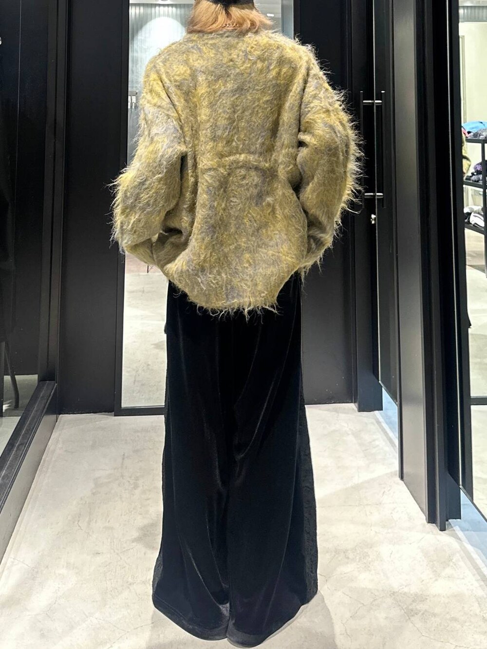 ブラック系のその他パンツ、イエロー系のカーディガン/ボレロ、グレー系のニットキャップ/ビーニーを着用したメンズの秋コーディネートの2枚目の写真